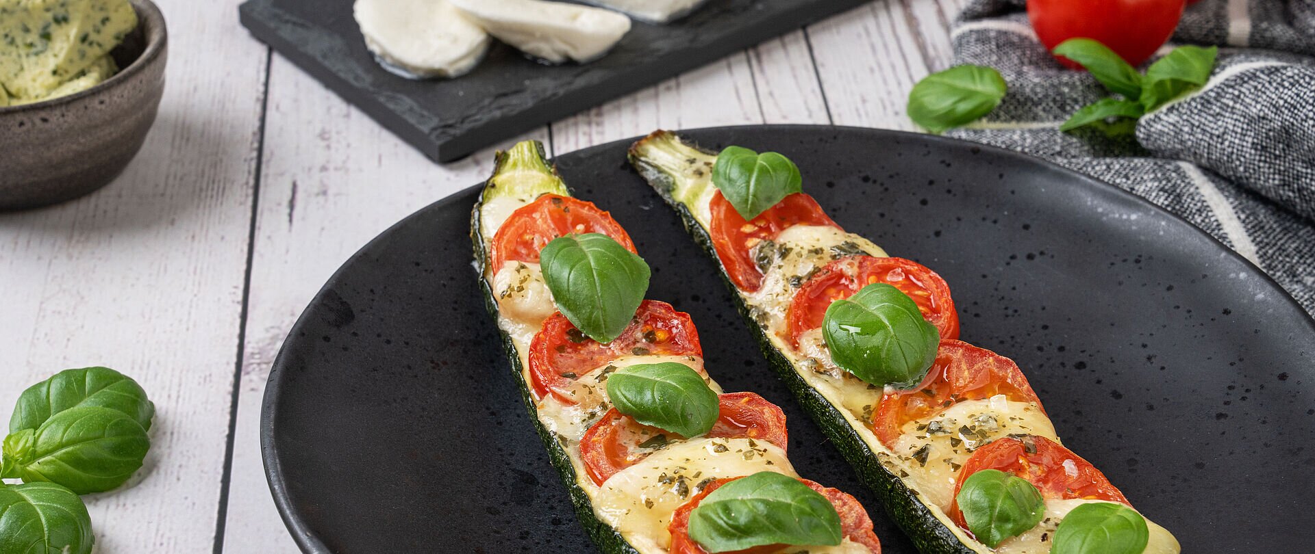 Zucchini Caprese Schiffchen