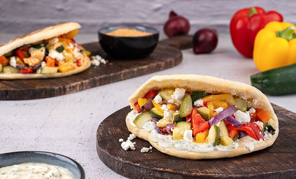 Pitabroodje met geroosterde groenten en alleskunner-saus